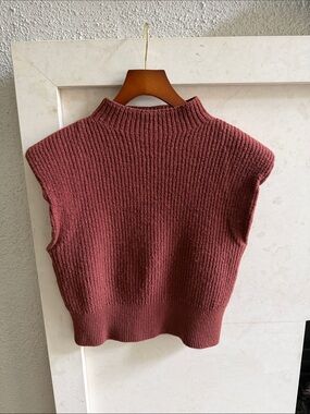 Aritzia / Babaton Ribbed Mock Neck Sleeveless Sweater Vest - Rosewood